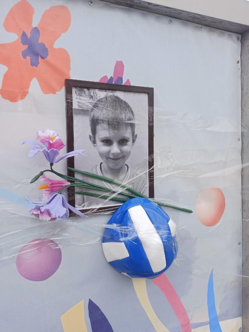 Фото Игрушки и цветы несут жители к месту гибели 6-летнего мальчика под Новосибирском 2